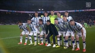 久保建英が“ファンの顔”見せた　レジェンドの引退セレモニーでニコニコツーショット＆ハイタッチの瞬間　師匠 ダビド・シルバに駆け寄る姿に「笑顔で可愛い」「嬉しすぎる」