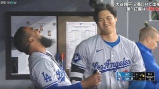 大谷翔平は一体、何を話してたのか…！？　チームメイトが大爆笑！ ホームラン後のベンチで見せた一瞬の“表情”にファン騒然 「変わったなあ…」「通訳いらんやんw」