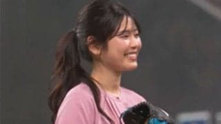 “元エースチア”の恥じらい投球「可愛すぎ」　スカートひらりの一投が「とってもステキ」