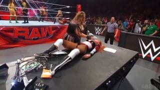 失格女子レスラーが狂気の大暴走！ カメラマンを襲った惨劇に「おぉ～お！！」実況席ドン引き