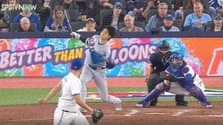 球場騒然！ 大谷翔平に一体、何が起きたのか…！？ ヘルメットが吹き飛んだ“豪快フルスイング”がヤバすぎると話題に「当たったらヤバい」「怖すぎるだろ」 