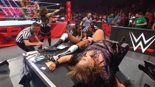 華奢な女子レスラー、場外テーブルで…衝撃シーンにレフェリー大集合 ファンも悲鳴