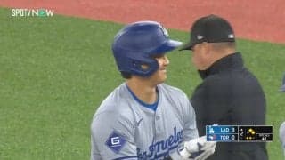 大谷翔平、審判まで虜にしちゃう？あざとかわいい仕草 偶然が生んだ見たこともないような“審判とハイタッチ”っぽい動き