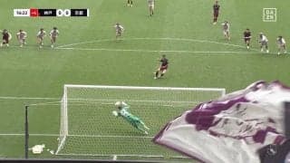 大迫を止めた！！京都の守護神が殊勲のPKストップで魂の雄たけび！絶体絶命のピンチで空気を一変させた “神セーブ” の瞬間「完璧にコース読んだ」「うますぎる」