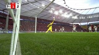 「キーパーバケモンやん笑」シュトゥットガルトGK、2度連続の神セーブにレヴァークーゼンマスコットも絶望リアクション