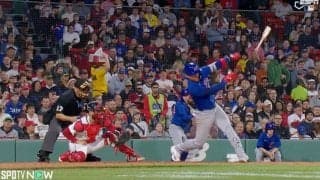 恐怖映像！スタジアムに悲鳴…フルスイングですっぽ抜け「危なすぎるだろ！！」槍のように飛んでいったバットが観客席に突き刺さった決定的瞬間