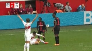 「レッドやろ！」「ど突き合ってたで」伊藤洋輝もお手上げ！？小競り合いから乱闘寸前に発展の緊迫感にスタジアム騒然