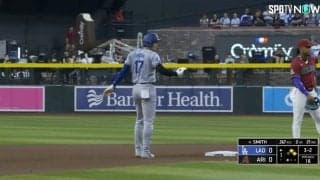 それ捕ってあげて…大谷翔平、思わず肩をすくめる惨劇発生 投球が球審を“直撃”する悲惨な瞬間