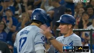 ベースコーチが大谷翔平に…雪辱タイムリー直後に“予想外”の展開 変顔リアクションの大谷にほっこり