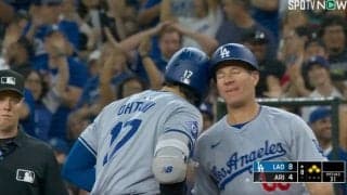 放送事故レベル！ 大谷翔平のヒットで“異変”が起きた…！？ 一塁コーチのリアクションがヤバすぎると話題に「大丈夫かよw」「もはや頭突き」