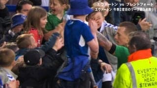 「優しいとこあるじゃん…」悪童イングランド代表GKの“神対応”に感動！「一生の宝物」をプレゼントして少年少女を “最高の笑顔”にした一部始終