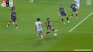 激ムズ！そこ狙うか！久保建英、極狭エリア狙いの‟角度なさすぎ”強烈ダイレクトシュート炸裂！難易度激高の左足シュートに「タケ惜しい」「GKがナイスセーブ」