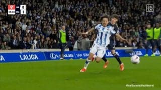 久保建英は「イエロー製造マシーン」キレキレドリブルで爆走突破を図るも後ろから思いっきりふっ飛ばされイエローカードを誘発　相手の意表をつくボールタッチに「うますぎだろ」