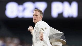 ド軍戦で珍事連発…ハチ駆除した直後に始球式　作業員に場内大歓声「アワーヒーロー」