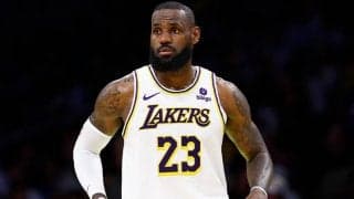 レブロンがプレーヤーオプションを破棄してレイカーズと複数年契約締結か…明言避け「今は家族が何よりも優先」