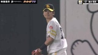 マジかよ…！？ 漫画レベルの“ど根性ダイビングキャッチ”がヤバすぎる　“育成出身”ソフトバンク・緒方理貢のガッツあふれるプレーが話題に