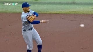 ため息出るほど上手すぎる！山本由伸の窮地を救った“ベッツのゲッツー”に反響　一切無駄のない動きで間一髪ダブルプレー「完璧」「かっけ！」ファン絶賛