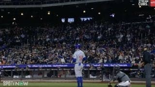 完全に放送事故！ 危険すぎる… フルスイングしたバットが観客席に飛んでいく瞬間　高速ライナーでネットに突き刺さる 「どこまで飛ばすんだよｗ」「刺さりすぎだろ」