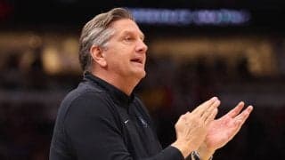 右ヒザを負傷したウルブズのクリス・フィンチHC…ナゲッツとのアウェー第1戦は帯同予定