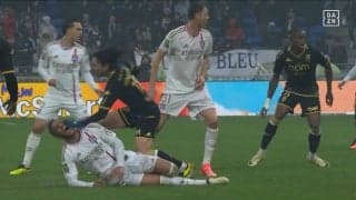 南野拓実が出場停止に 「何やってんの」「イエローかい」倒れた相手に勢い余って突っ込み‟踏みつけ”＆‟顔面おさえつけ”で前半早々イエローカードを喰らった瞬間