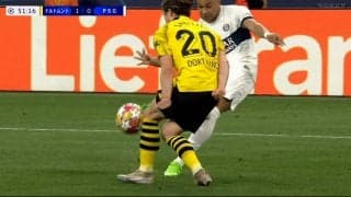 「違法だ…」「コースあった？」エンバペ、“ありえない隙間”から技ありシュートを放った瞬間！「レベルが違う」「こわっ」などファン騒然