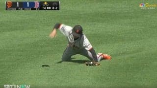 グラウンドをぶん殴る！ 一体、何が起こった…！？ “韓国のイチロー”がブチギレ！痛恨エラー→ダイビングキャッチで感情が爆発する瞬間 「怖っ！」「どういう感情w」