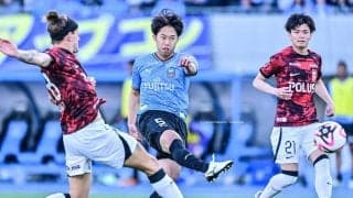 「え？CB？？？」「CBがこれ決めるのすごすぎw」J1川崎のCBが浦和相手に「40mドリブル→自ら右足ゴール」決めた！ DFショルツも破っての得点に「ドリブラーかい！」の声