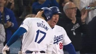 大興奮の大谷翔平にベースコーチが被弾…恒例の儀式で思わぬ事態発生！ ヘルメットがまさかの“ぴょこん”