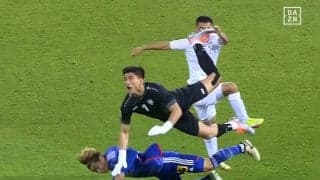 「ふざけんなよ！」「怖い…」荒木遼太郎、敵GKの体当たりに悶絶→顔面から落下した衝撃の瞬間…U-23日本代表アジア制覇の裏で怒りと心配の声「レッドだろ」「まじで危ない」