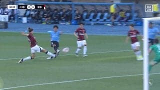 反則だろ！センターバックなのに40m爆走ドリブルからの豪快フィニッシュを決めた瞬間 予想外過ぎるゴールシーンに「そんなんできるんかよ」「よくやりきった」