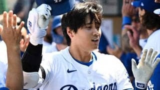 大谷翔平の8号で“抜かれた”指揮官満面の笑み　大興奮のハイタッチ…直前にはプレゼントも