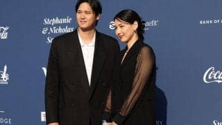 ソファで笑顔の“大谷翔平夫妻”　公開された秘蔵ショット…1枚目に堂々登場