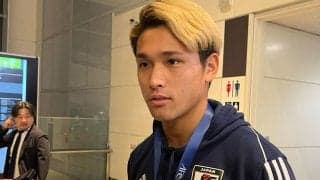 「凄く思い出に残る大会」副キャプテンとして全6試合に出場、トロフィー手に帰国の松木玖生「応援してくれたお陰で勝てた」