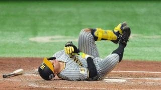 阪神・森下、脇腹への死球に苦悶　東京D騒然…巨人右腕は謝罪、プレーは続行