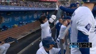 大谷翔平＆ロバーツ監督、喜びのハイタッチは1回じゃ足りない！喜び過ぎて見たことのない“おかわりシーン”