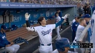 放送事故レベル！ 大谷翔平、中継カメラがとらえたヤバすぎる瞬間　めっちゃデカい… ロバーツ監督へのハイタッチが話題に「風圧スゴそうw」「吹っ飛ぶレベルだな」