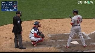 放送事故レベル！これは怖すぎる… “疑惑の判定”にブチギレ！審判をずっと睨み続けて威嚇する瞬間　ヘルメットとバットをぶん投げる「やべえ…」「そりゃキレるだろw」