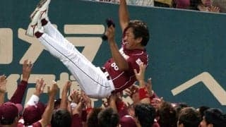 ほぼ100敗→1年で解任も…予期せぬ胴上げ　「恥ずかしいからやめてくれ」最下位監督の最終戦