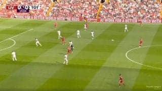 「変態パス！」「上手すぎる」リバプール遠藤航がゴールの起点！ ドンピシャすぎる“超絶ロングフィード”を炸裂した瞬間　美しい高精度パスで絶妙なサイドチェンジ