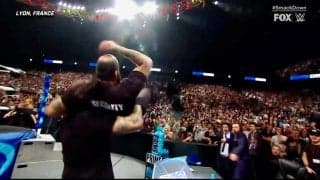 米人気レスラーが警備員にブチギレ！ “狂気のバックドロップ葬”でセキュリティ悶絶KO「錯乱していますね」解説陣呆然、場内は騒然