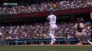 大谷翔平、超ご機嫌！インタビュー直後にファンへ“ピース”のサービスショット「自信を持っていい」