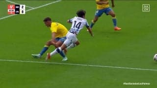 「足かかってるやん！」「PKだろ」久保建英、ラストプレーはゴール前で倒されPK獲得“未遂”に 独特の間合いからドリブル突破図るも倒されてPKアピールの瞬間