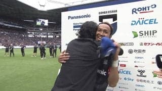 泣いた！ダービーを制したG大阪・宇佐美貴史のインタビューに突然の乱入者 負傷離脱中の仲間へ想いを語った直後に本人登場、熱い抱擁を交わした瞬間「ありがとう！」「おめでとう！」