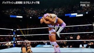 規格外女子レスラーの“アクロバティックすぎる合体技”に衝撃　ロンダートする盟友をキャッチ→敵にぶん投げ豪快KO「何それ…」「エグ過ぎる」ファン驚愕