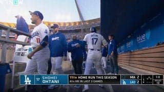 放送事故レベル！ 大谷翔平に一体、何が起こったのか…！？  豪快アーチ直後にベンチで見せた“謎の動き”がヤバすぎると話題に　ファン騒然「えっ？ｗ」「テンション高すぎ」