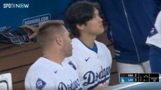 一体、何を話してるのか…！？ 大谷翔平、中継カメラがとらえた“秘密の会話”　特大アーチ後にベンチで同僚と作戦会議 「こういうシーン増えたな」「良いチーム」