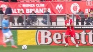 「罰金ものだ」「３部リーグでもありえない」まさかの“オウンアシスト”に批判殺到！ イタリア人DFがとてつもないパスミスを犯した悲劇の瞬間「何してんだ」