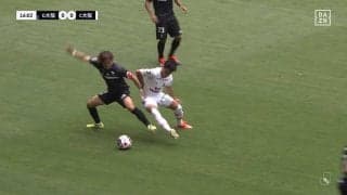 「熱すぎだろ！」元日本代表同士が大阪ダービーでバッチバチのバトルを展開！宇佐美貴史がキープ、香川真司が奪う激しすぎる球際の攻防にファン大熱狂「すごいマッチアップ」