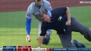 球場騒然！一体、何が起きた…！？ 審判にまさかの悲劇　これは怖すぎる… ジャンピングスロー？→強烈タックルで吹っ飛ばされた瞬間