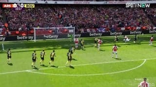 「神が宿ってる」「えぐい」冨安健洋のアシスト未遂にファン熱狂！ ダイビングヘッドの折り返しで決定機を生み出した瞬間「めっちゃキレキレじゃん」